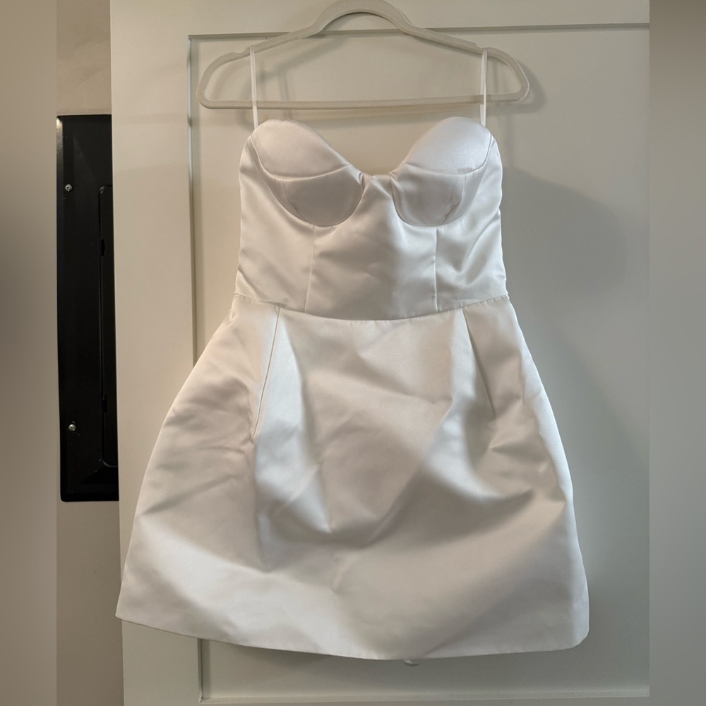 Elegant White Strapless Dress